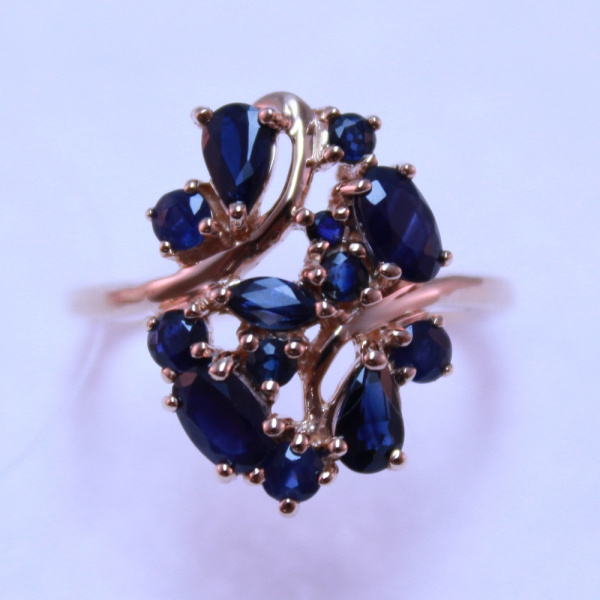 Кольцо из красного золота с сапфирами